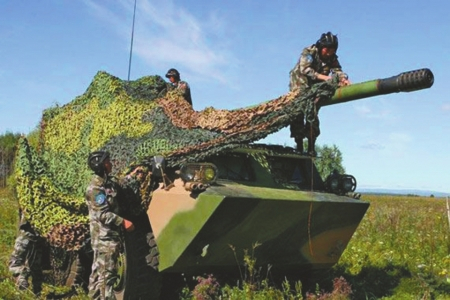 伪装轮式突击炮。图据解放军报