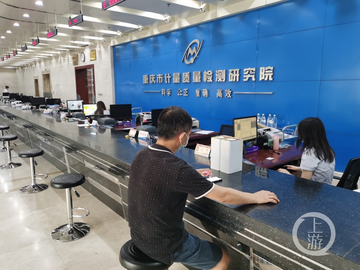 △ 记者陪同李先生将样本送往市质检院。