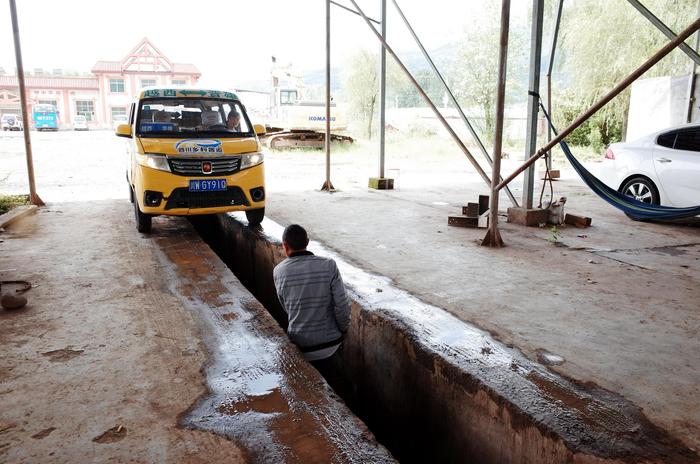 安全检查是蒋文云的日常工作之一 &nbsp;时代周报记者黎广摄