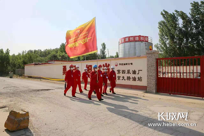 张一线生产服务团到京九转油站解决技术难题。候健 李春莲 钱玮玮 摄