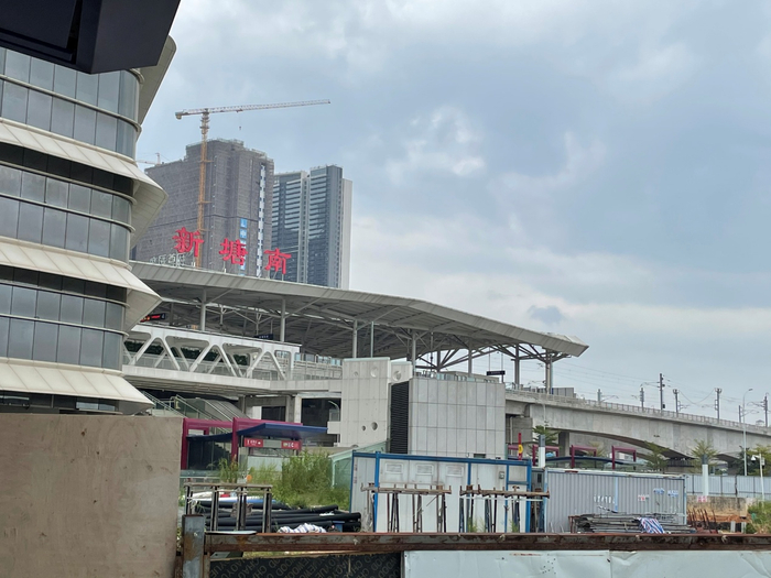 凯达尔广场地面二层的新塘南站 时代财经摄