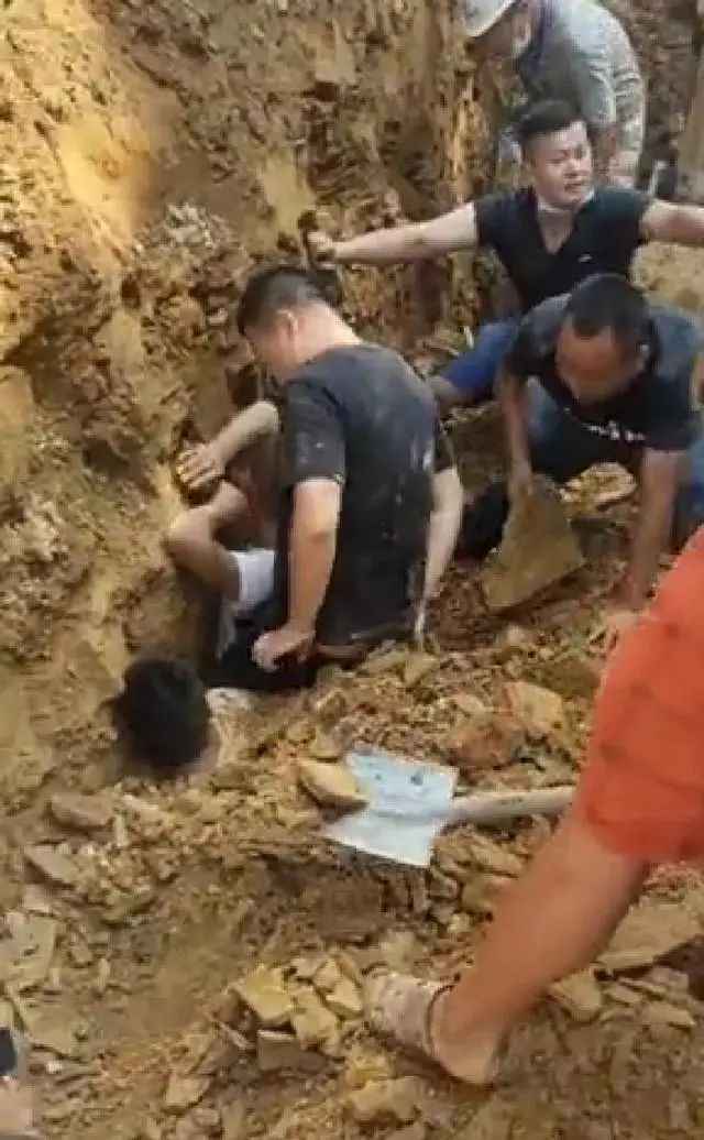 ▲现场三个工人被埋在土里，其中一个人只有头漏在外面。受访者供图