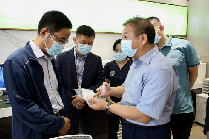 彭勤建博士向众嘉宾讲解产品