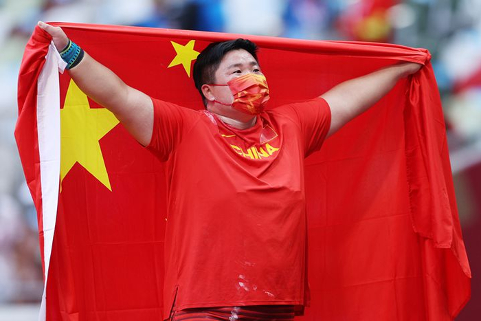 东京奥运会赛场上，巩立姣身披国旗。图片来自视觉中国