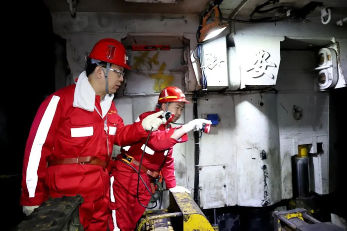 ▲ 邹志磊调研护盾式智能快掘系统