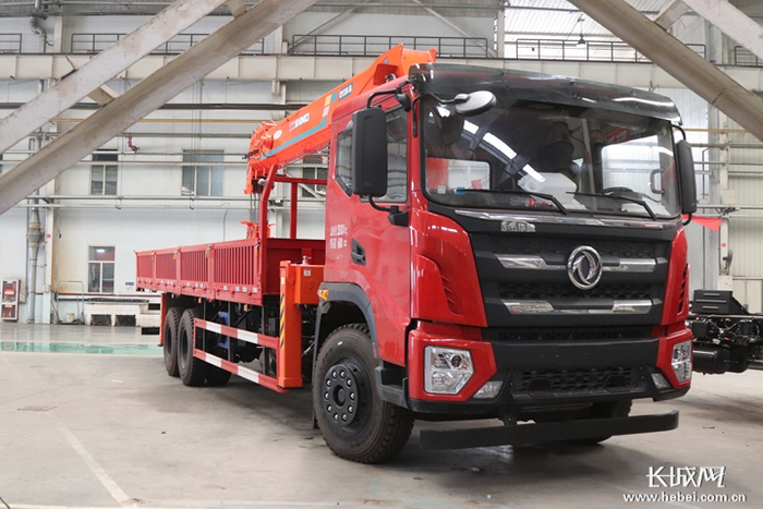 QYS300-5B型数字化随车起重机。