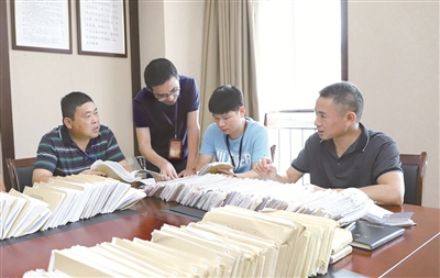  浙江省温州市瓯海区纪委监委坚持查受贿带行贿的“1+1”做法，注重及时总结经验，坚决斩断利益链。图为该区纪委监委工作人员在核对一起行贿案件中涉及的企业相关账册。 （资料图片）