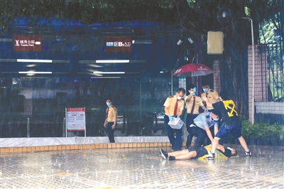 广州昨冒雨开展地铁运营突发应急演练。