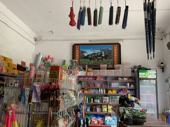  张阿丽现在经营的文具店。