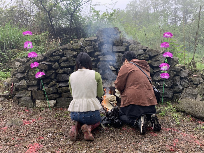  姐妹俩给父母上坟。