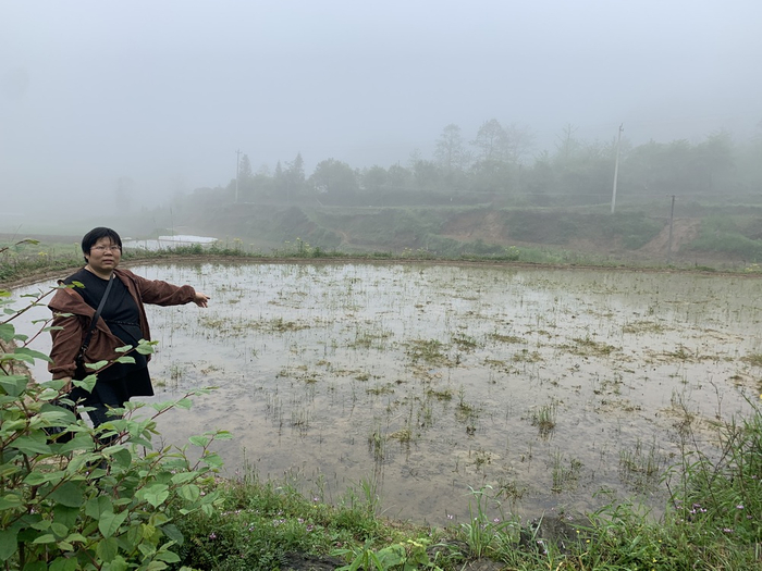 张阿丽向记者指认父亲遇害现场。本文图片除特殊标注外，均为澎湃新闻见习记者 刘昱秀 图