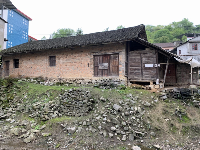  张玲丽姐妹家的老屋，父母离世后，两姐妹多年没有回去。