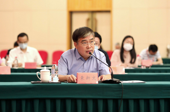 △《人民日报》文艺部主任 袁新文