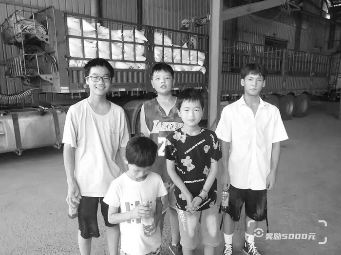 马东浩（后排右二）和小伙伴们