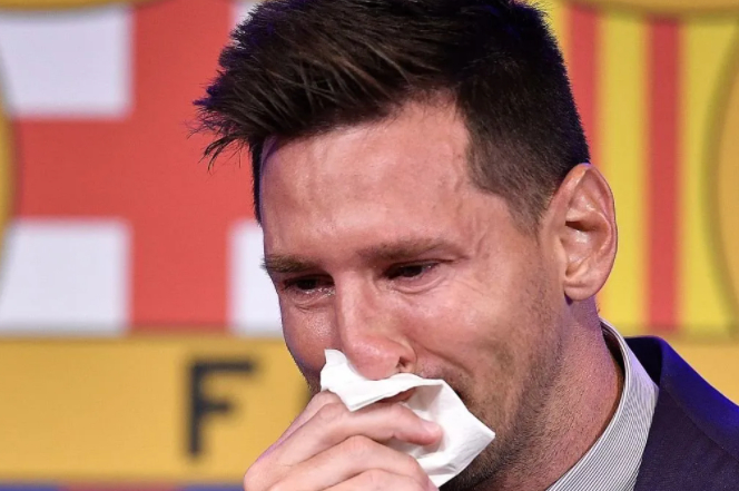 ·梅西在发布会上哽咽落泪。