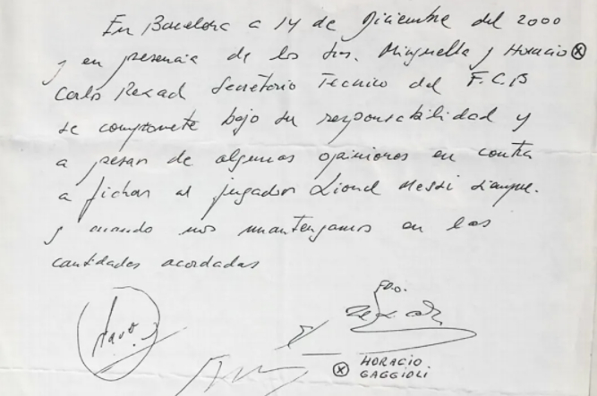 　·2000年12月14日，巴萨教练用一张纸巾和梅西签下了合同。