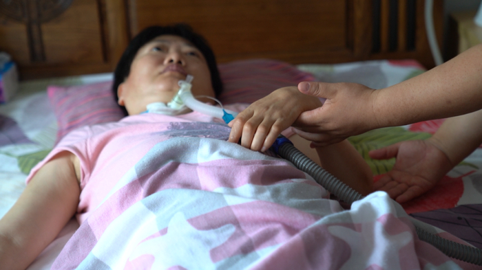  刘芸目前仍无法离开呼吸机。图/赵牧 摄