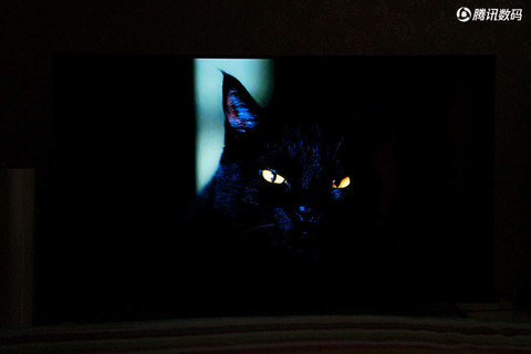 ▲ 黑暗环境下测试黑色图片的效果，黑色纯净度非常高