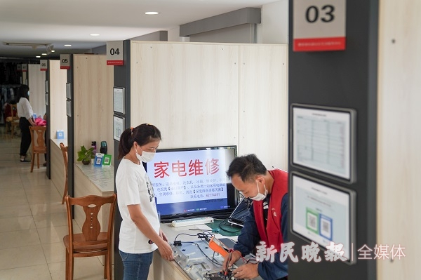 图说：小修小补的便民服务在身边 新民晚报记者 陈梦泽 摄