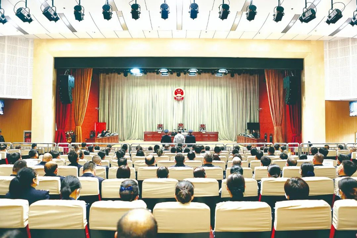 图为4月21日，兰州市中级人民法院开庭审理柳丰德受贿、行贿案。（兰州市中级人民法院供图）