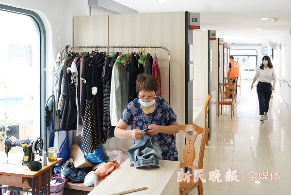 图说：曹家渡街道社区生活服务中心的量体裁衣摊位 新民晚报记者 陈梦泽 摄