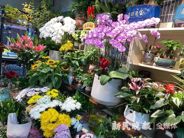 图说：菜市场里的花店