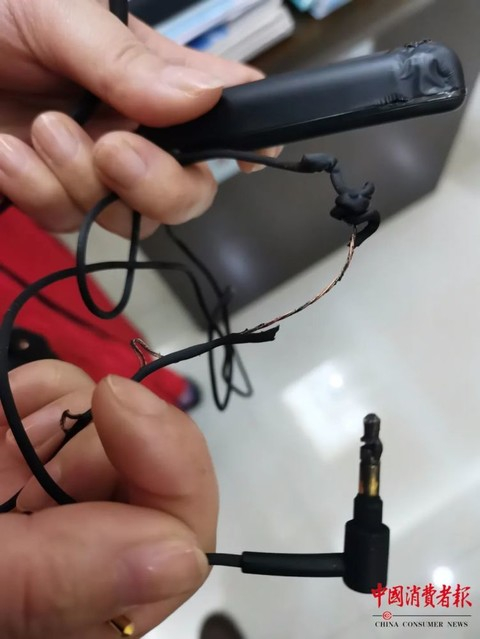 ▲消费者刘女士拿着爆炸起火烧坏的耳机向《中国消费者报》记者投诉