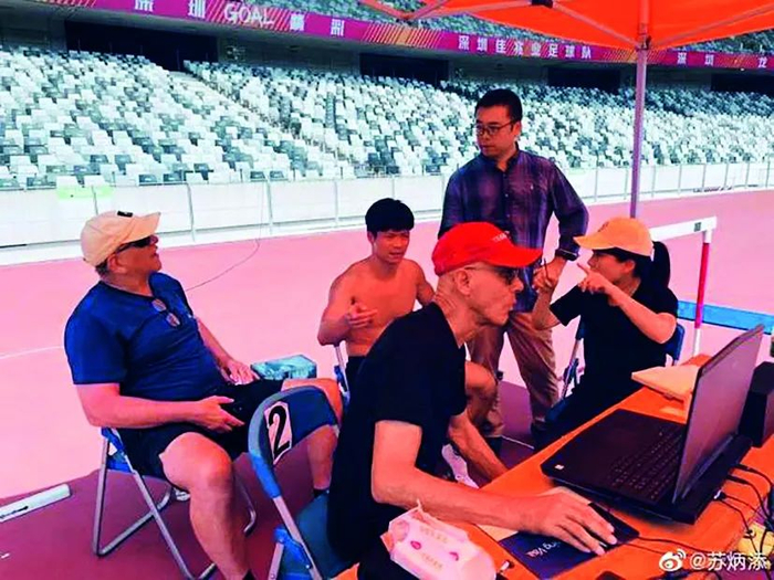  ·外籍教练兰迪·享廷顿正在帮助苏炳添训练。