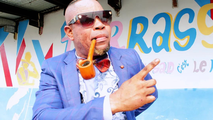 ▲7月31日，在刚果（布）首都布拉柴维尔，佩雷拉在摆造型。新华社发 