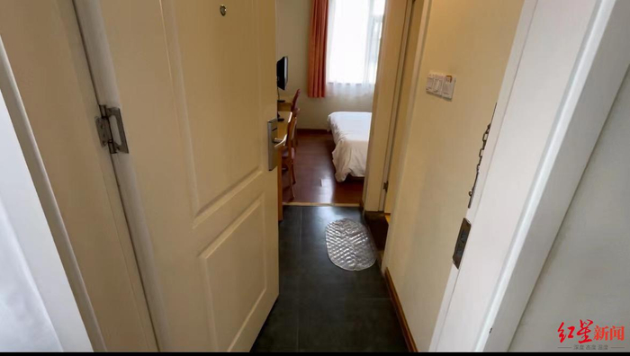 ↑如家酒店房间入门处。