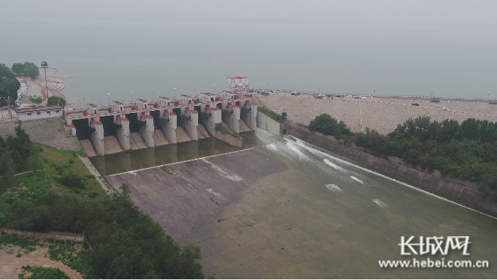 　　正在泄洪的河北省黄壁庄水库。河北省水利厅 供图 