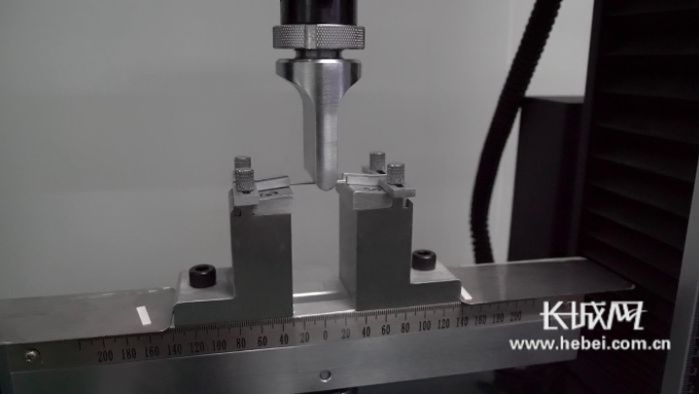 技术人员对氮化铝陶瓷基板进行强度测试。长城网记者 张荣鹏 摄