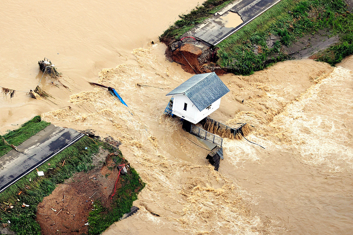 强降雨引发日本熊本县的一处河流泛滥