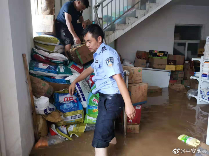  ▲随县民警正在转移被困群众 图据平安随县微博
