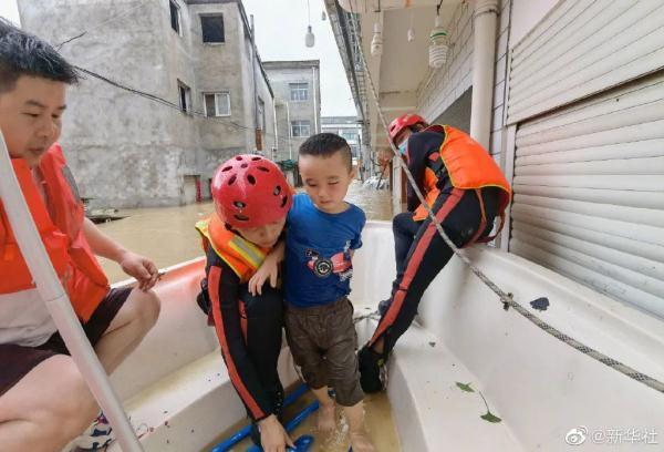  ▲8月12日，湖北随州何店镇，消防救援人员正在转移被困群众。