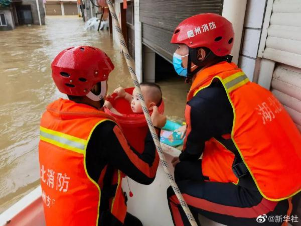  ▲8月12日，湖北随州何店镇，消防救援人员正在转移被困群众。