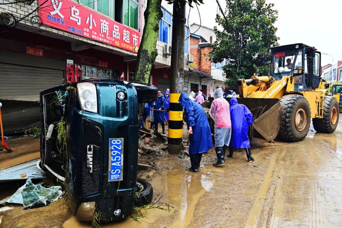 8月13日，湖北随县柳林镇民众灾后清理街道淤泥。图/中新图片