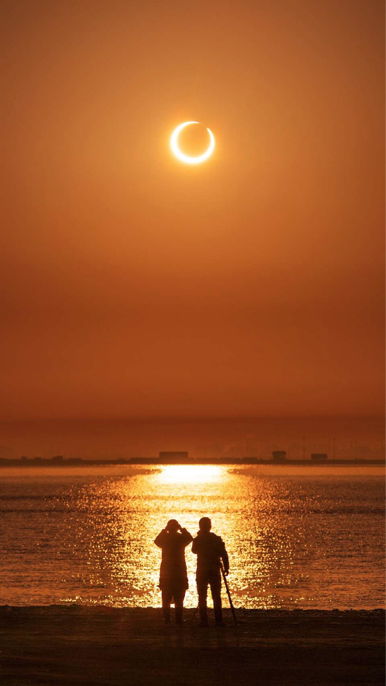 我能想到最浪漫的事，就是和你一起看着太阳慢慢变老。刘旭与虞骏在阿联酋拍摄日环食。贾昊 摄