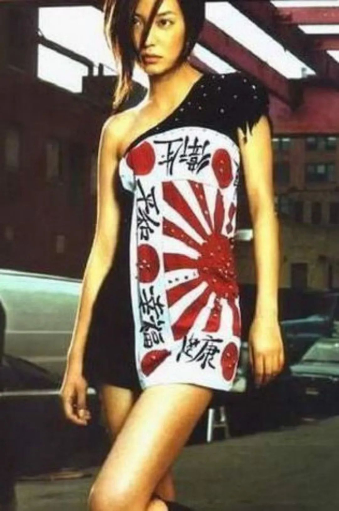 ·身穿印有日本军旗“旭日旗”服饰的赵薇。