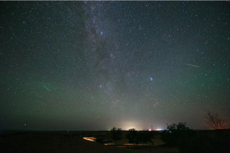 英仙座流星雨。戴建峰 摄