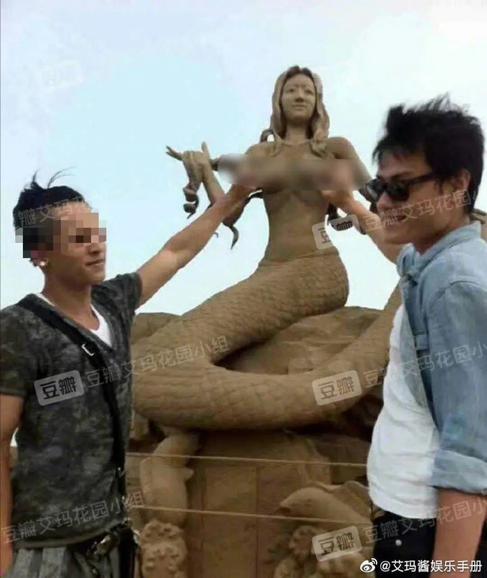 ·张哲瀚用手摸雕塑胸部。