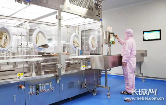 在新建的乳剂生产车间，员工正抓紧设备调试。黄晓峰 摄