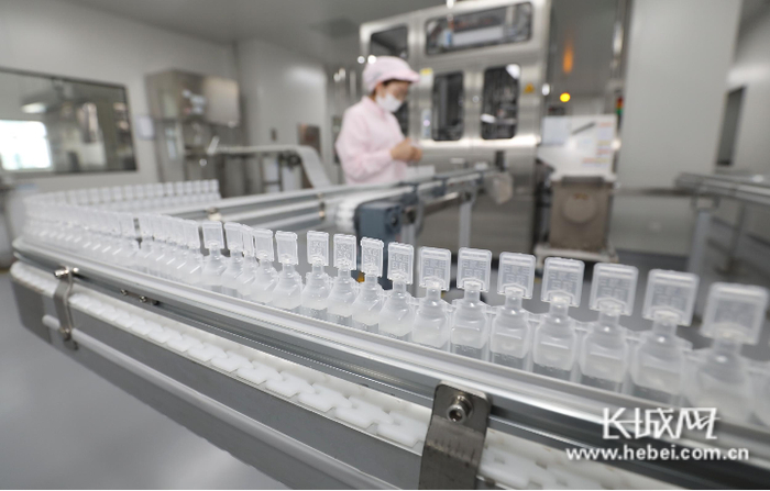 石家庄四药生产的水针新产品市场供不应求。黄晓峰 摄