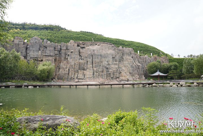 秦皇岛栖云山昔日矿坑经过生态修复，变身一幅美丽的“山水画”。长城网记者 张嘉琪 摄