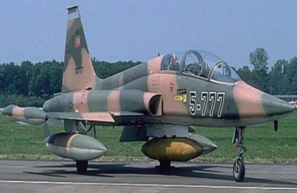 F-5 B战斗机