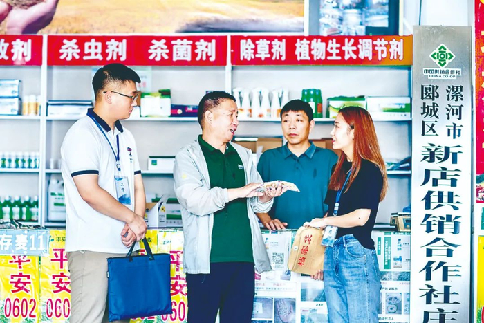 河南省漯河市郾城区纪委监委立足职责定位，对供销合作社系统腐败问题进行大摸排、大起底，成立专项督查组，强化监督检查，精准发现问题线索。图为该区纪检监察干部在新店镇供销合作社走访核查问题线索。王晓 摄