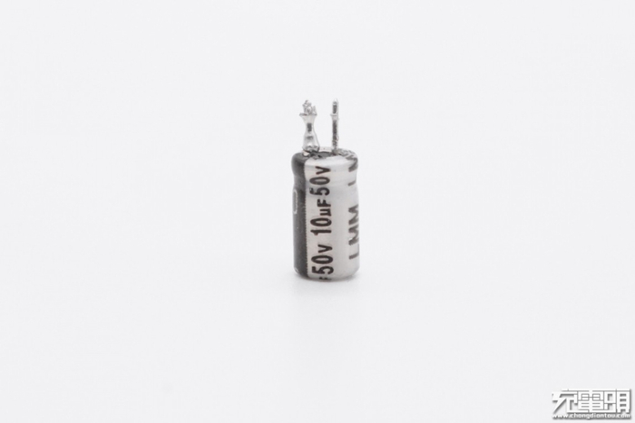 图为永铭LMM系列105℃长寿命电解电容，具有8000小时寿命，可在主控芯片供电滤波中应用。