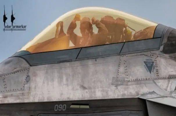 F-22“猛禽”战机座舱透明件