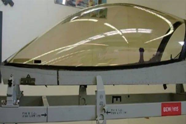 镀金膜的F-16无隔框座舱透明件