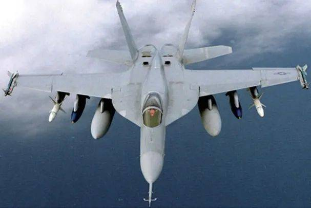 镀ITO膜的F/A-18E战斗机